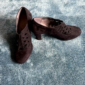 Black  Suede Aerosoles heels, with great arch support